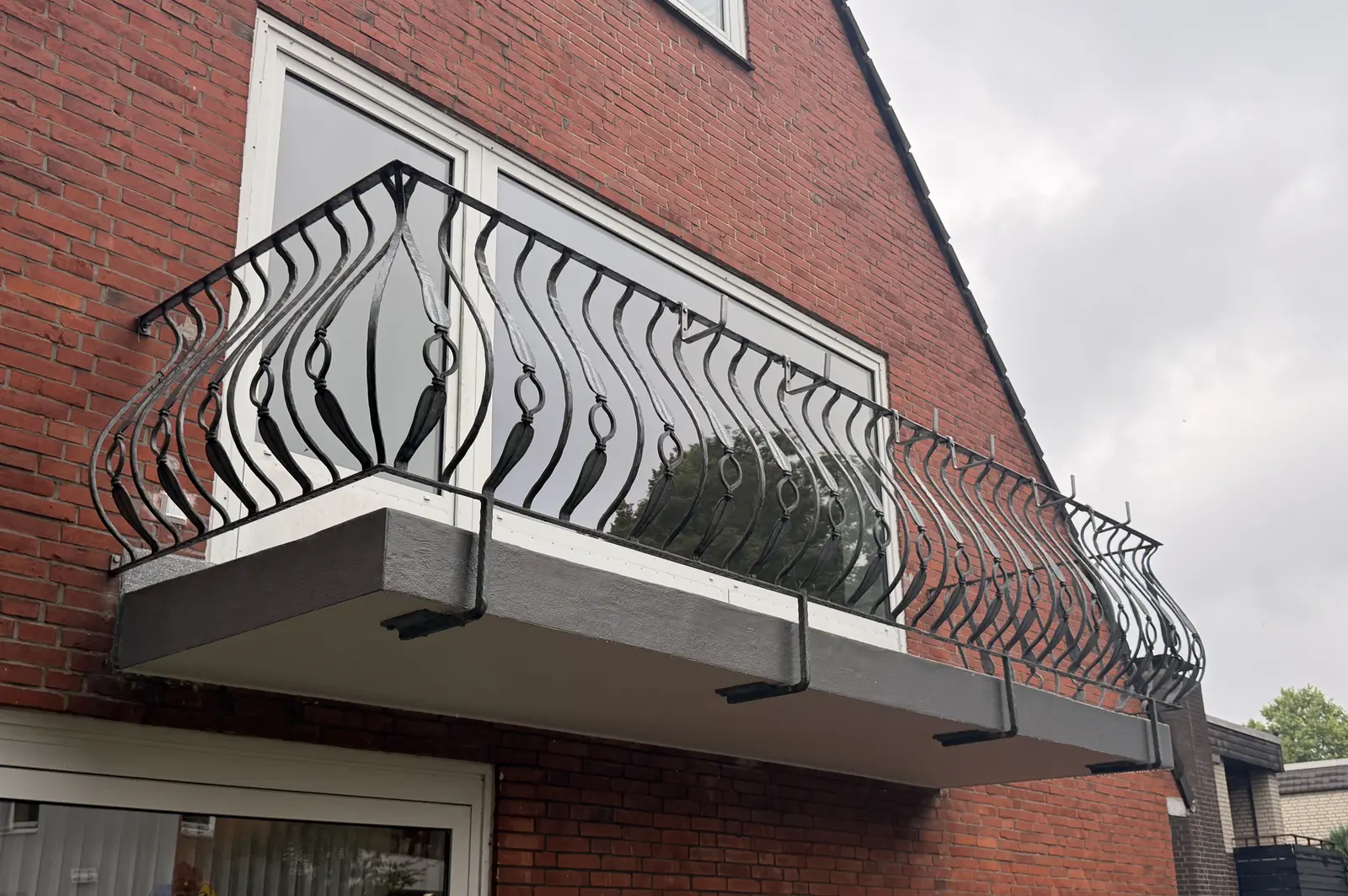 Fertig sanierter Balkon mit beschichteter Stirnkante und Unterseite in Hamburg
