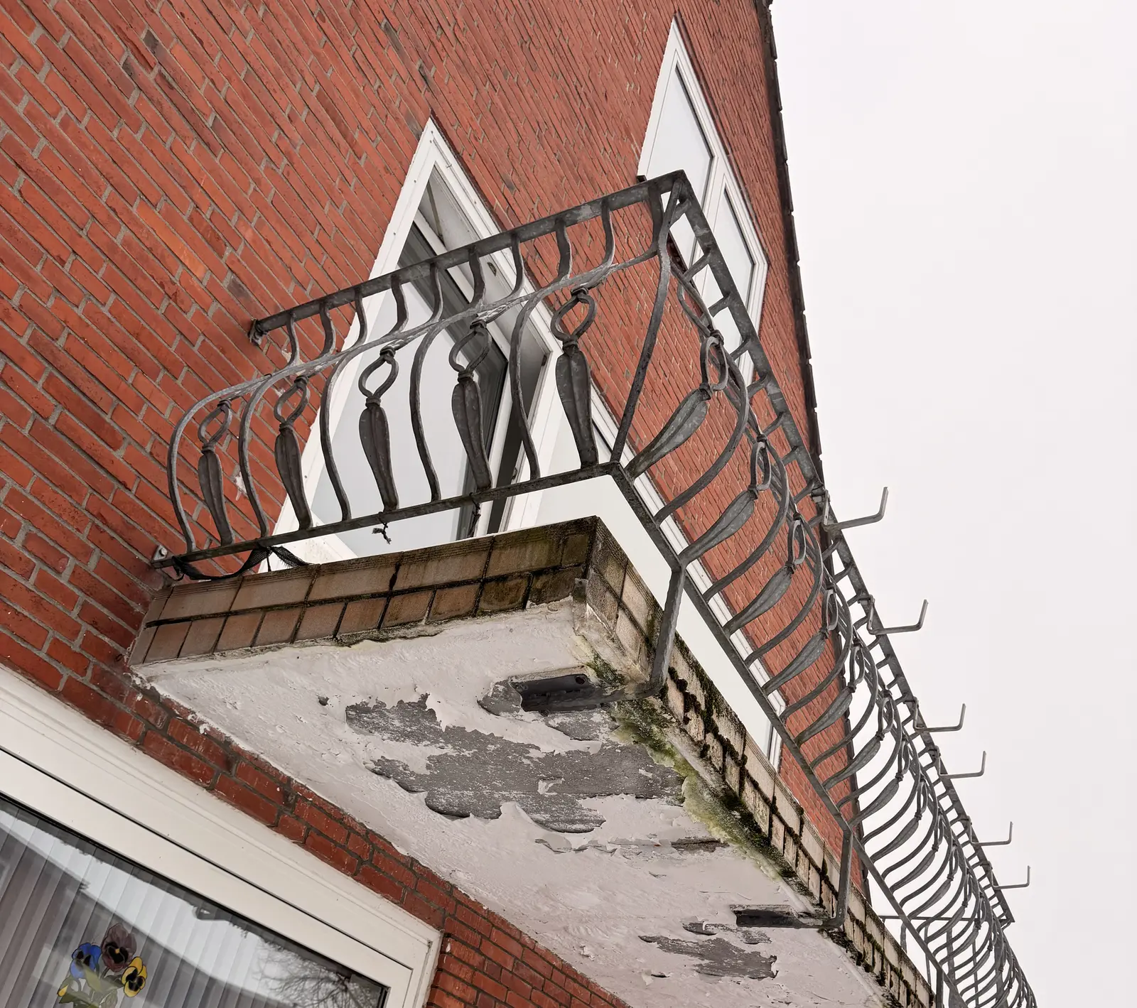 Beschädigter Balkon vor der Sanierung mit Abplatzungen an Unterseite und Kanten